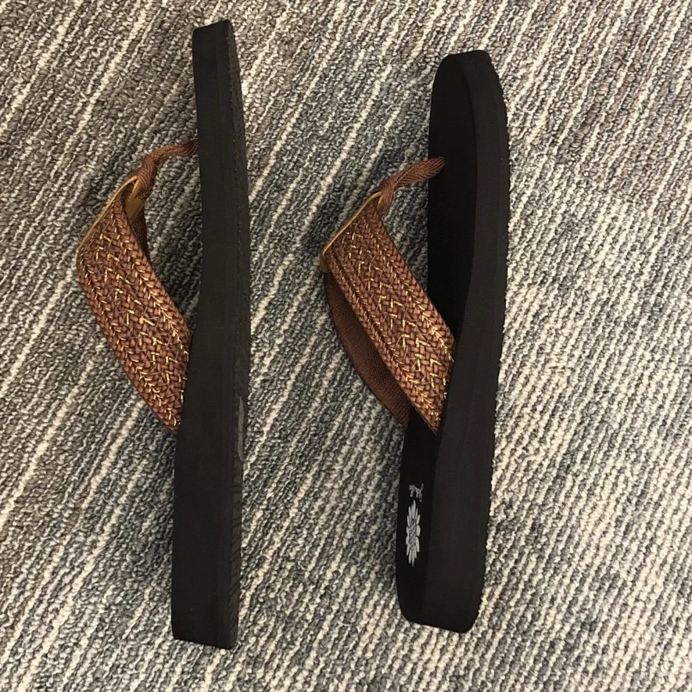 NWOT! Yellow Box Woven Brown Flip Flops Size 9M - Picture 6 of 10